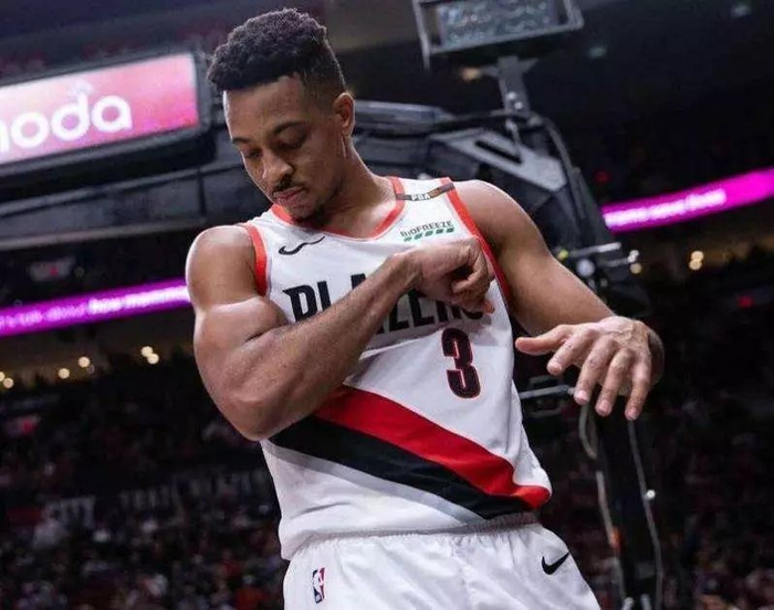 快船鏖战太阳，麦科勒姆点燃赛场